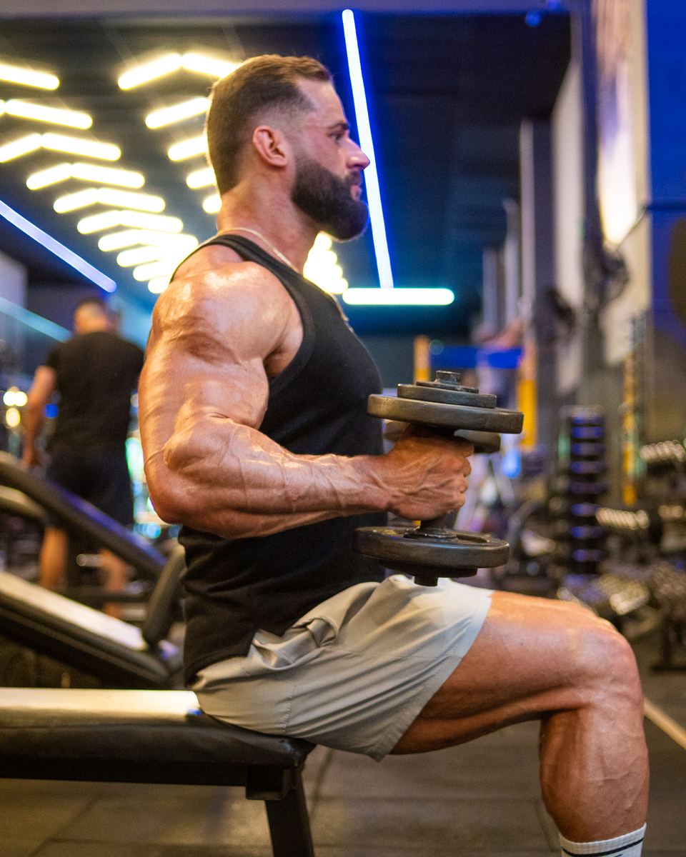 Rafael Mendes em postura de treino com halteres